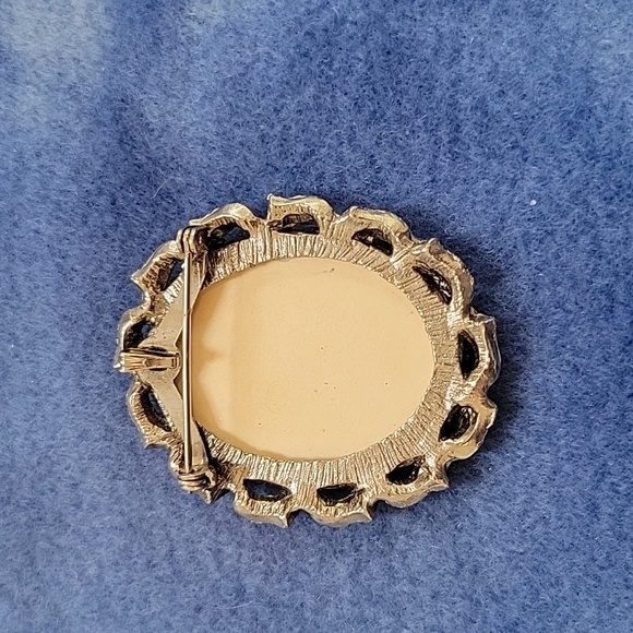 Decoupage Brooch Pendant 1970's -Woman's Portait - Picture 2 of 2